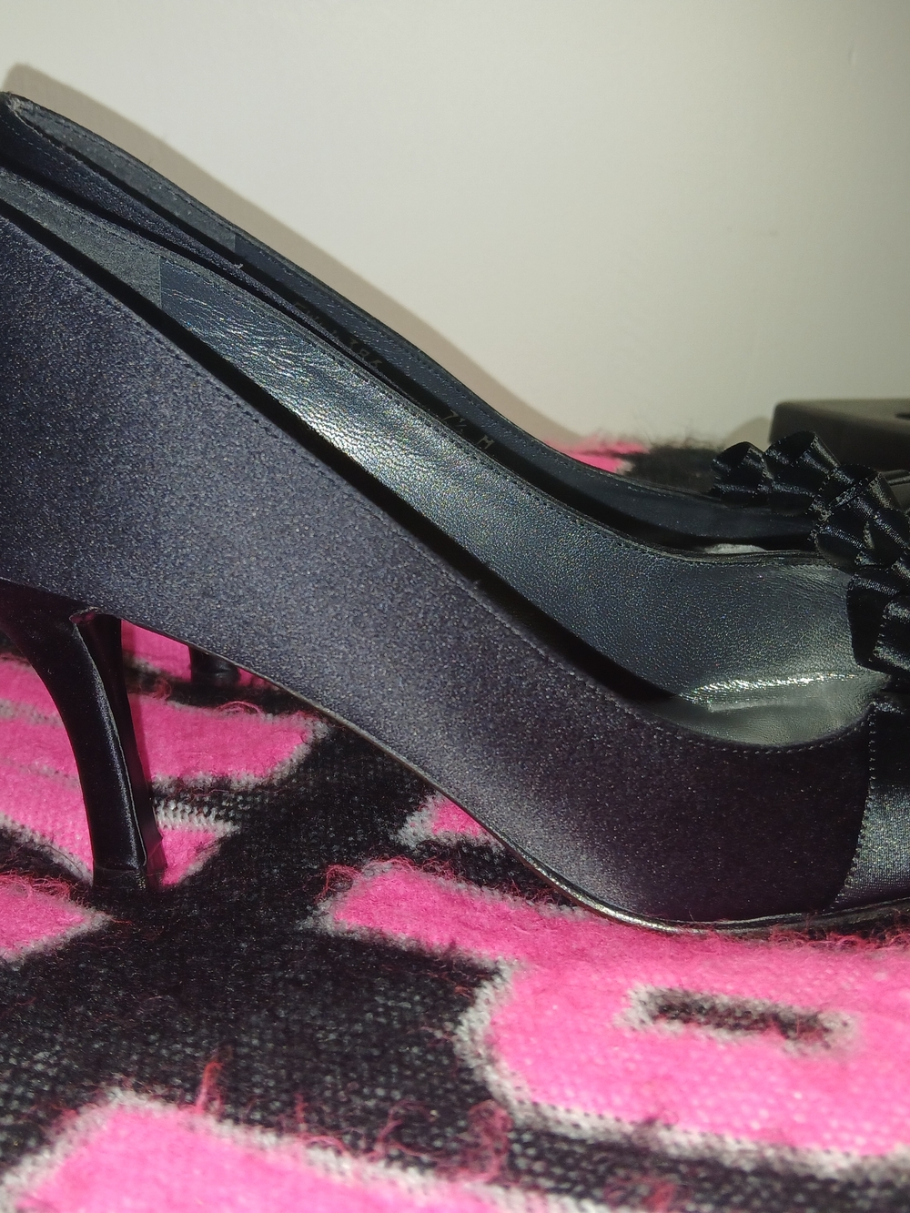 Stuart Weitzman Gigiritz Black Satin Peep-Toe Pumps Ruffle Detail 7.5 EUC! - Picture 8 of 11